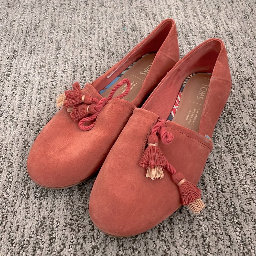Toms burnt orange tasseled flats!